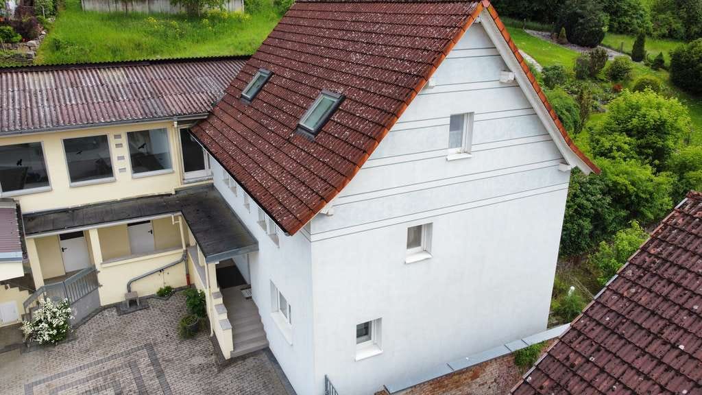 Immobilie in Euerdorf - Großzügiges Wohnhaus mit angrenzender Halle, separatem Bürogebäude und gepflegtem Gartenbereich - Bild 2