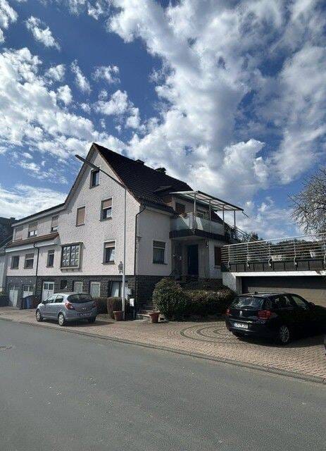 Immobilie in Haiger - 2- FH mit 4 Garagen, 2 Terrassen, Balkon und schönem Garten in Haiger-Allendorf gelegen - Bild 0