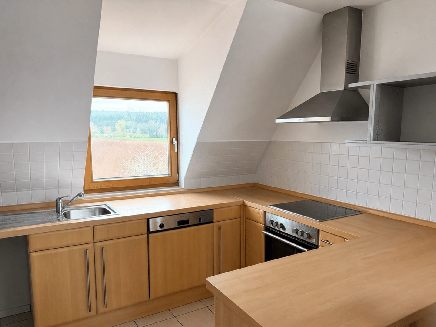 Immobilie in Pleinfeld - Lichtdurchflutete Dachgeschosswohnung mit Kamin, Loggia und TG-Stellplatz - Bild 2