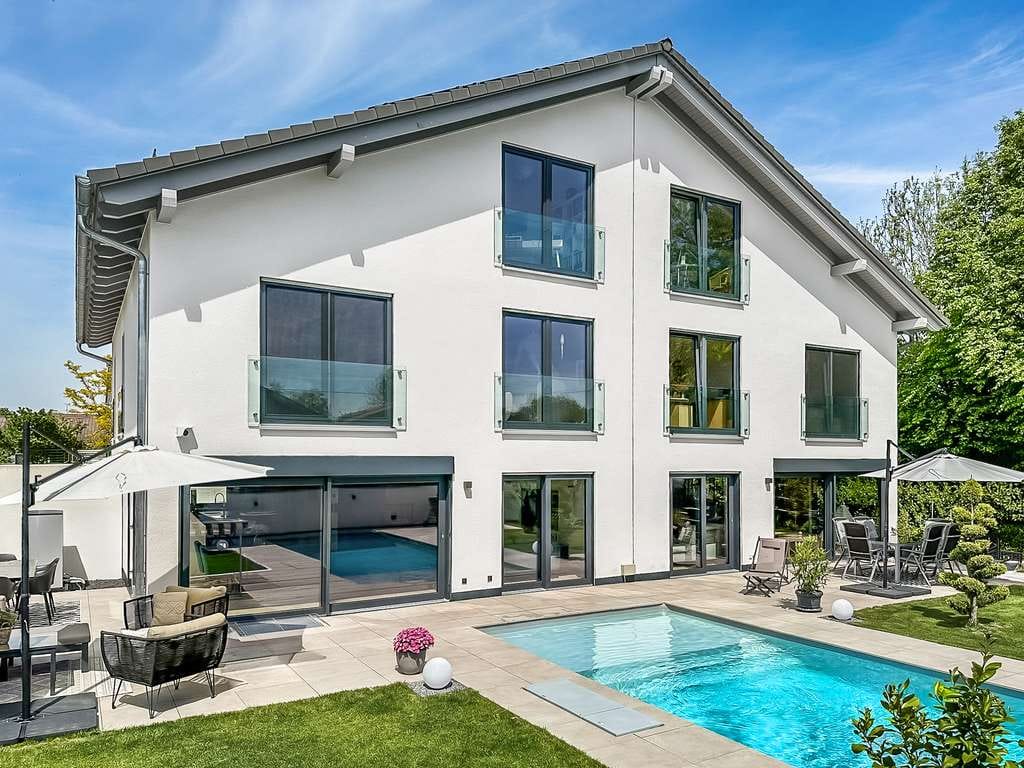 Immobilie in Andechs - Großzügige DHH mit 9 m Pool & Südwest-Garten – ruhig gelegen, provisionsfrei - Bild 1