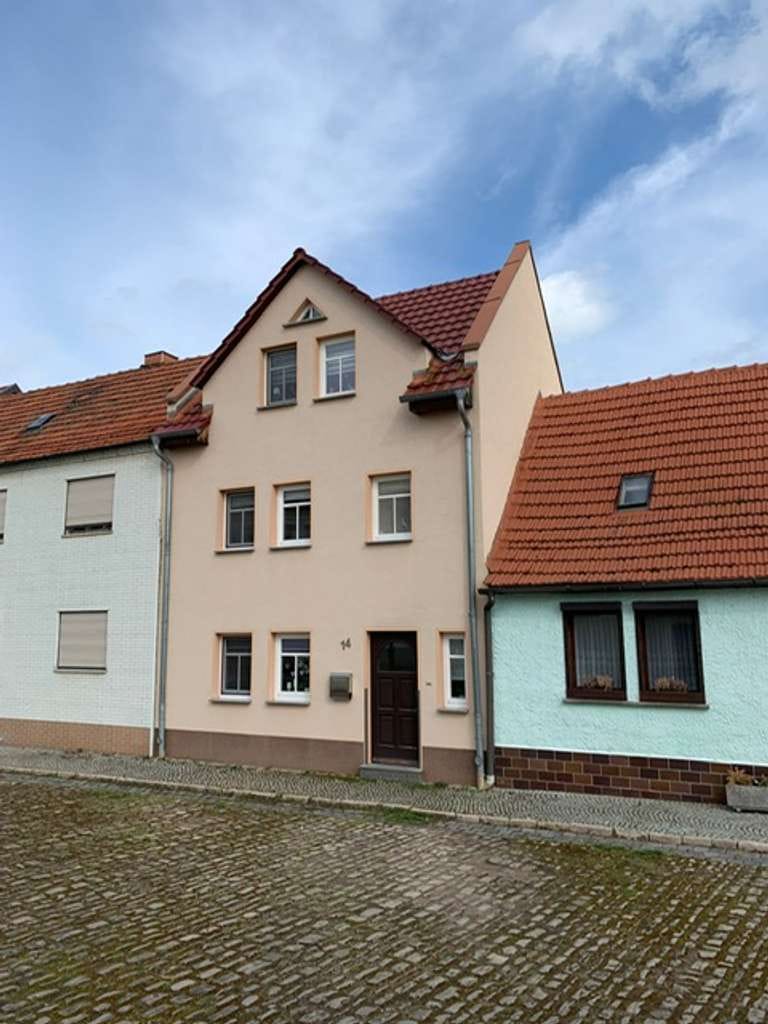 Immobilie in Artern - Einfamilienreihenhaus mit Anbau (Stadthaus) in ruhiger Lage von Artern - Bild 0