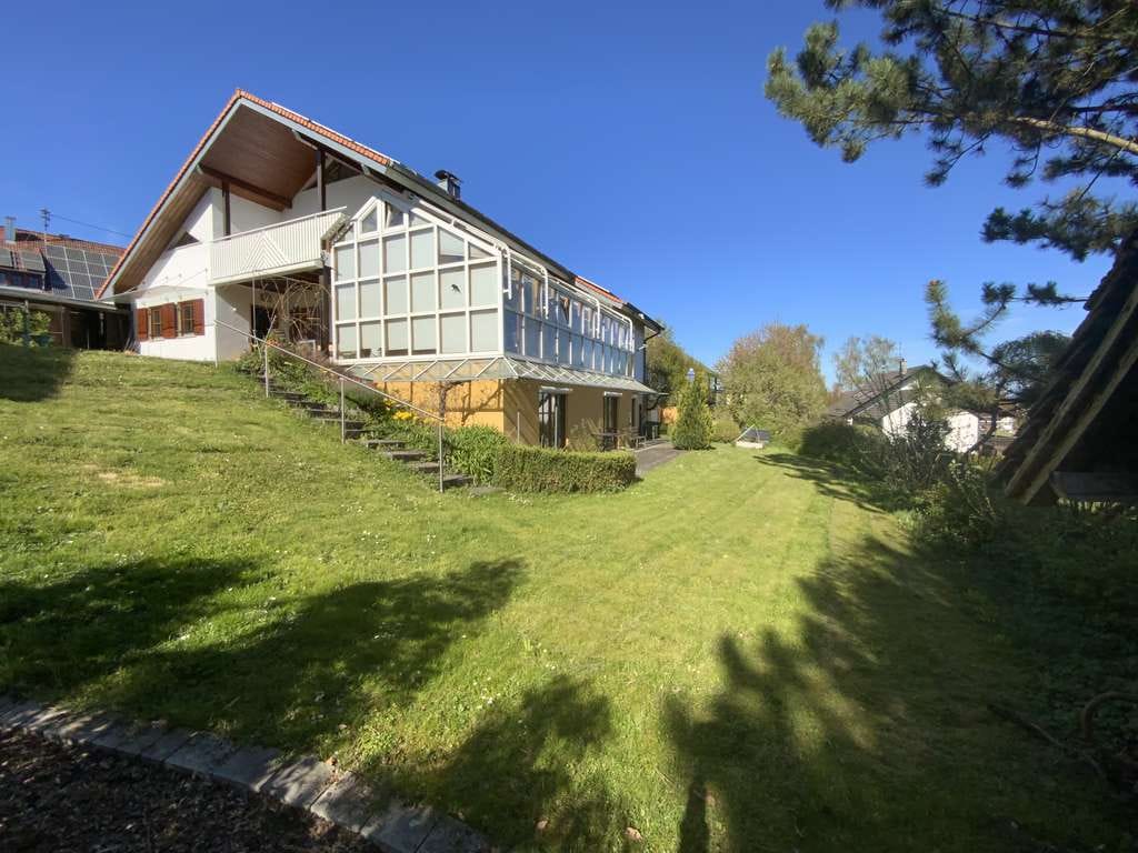 Immobilie in Bösingen - Stattliches  Bau-Unternehmer-Haus mit Einliegerwohnung und Ausbaumöglichkeit im großzügigen DG - Bild 0