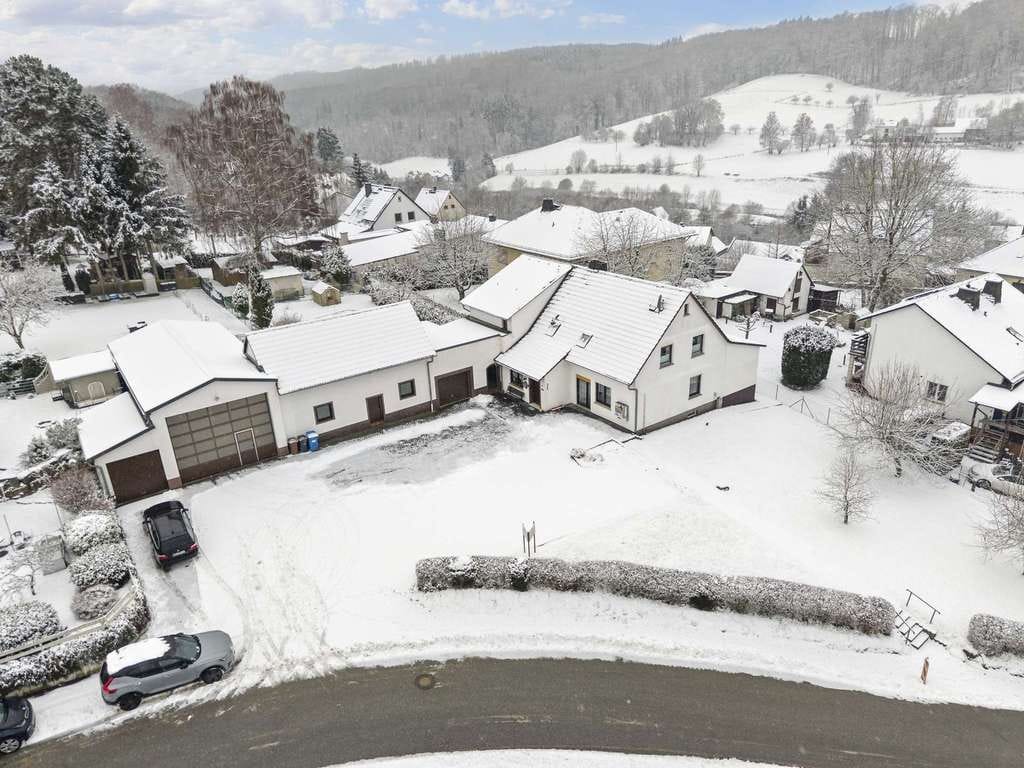 Immobilie in Weinbach - Platz ohne Grenzen: Zweifamilienhaus mit Halle für Familie & Anleger - Bild 0