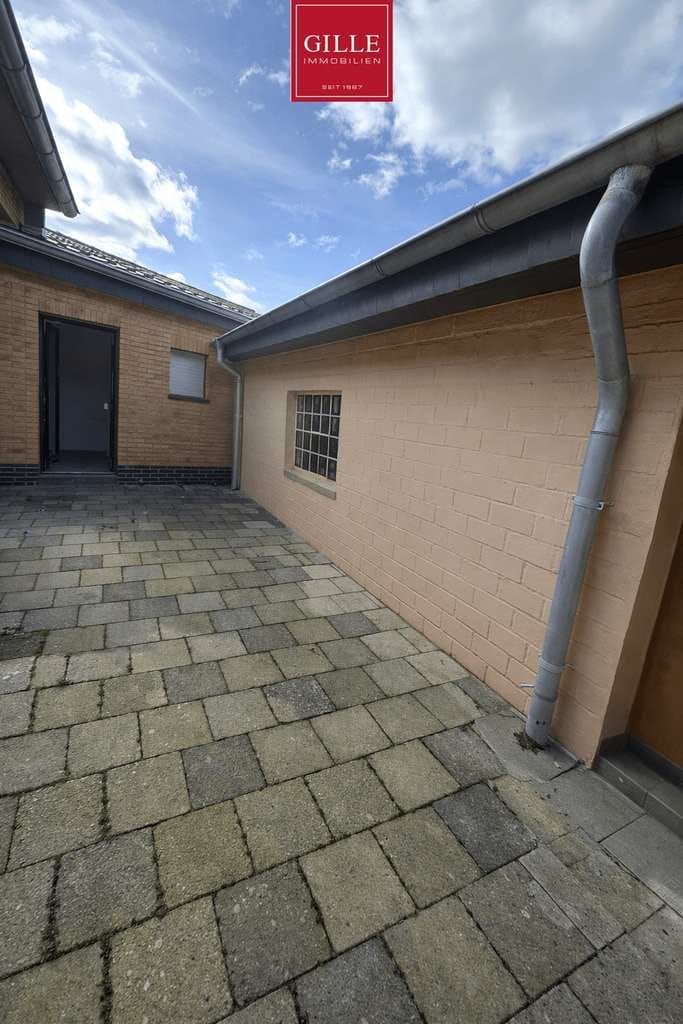Immobilie in Rommerskirchen - Bungalow mit Innenhof,  Wärmepumpe und jeder Menge Potenzial - verwirklichen Sie Ihren Wohntraum - Bild 2