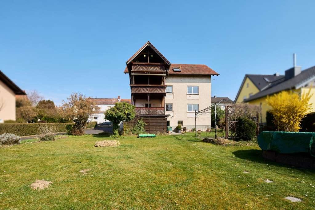 Immobilie in Hasselroth - Großzügiges Mehrfamilienhaus mit 3 Wohneinheiten auf weitläufigem Grundstüc - Bild 0