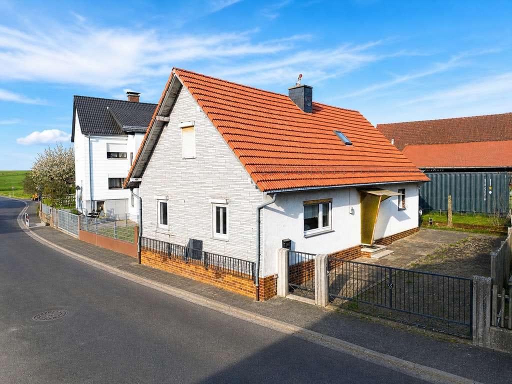 Immobilie in Wächtersbach - Seltene Kombination: Wohnhaus plus Freizeitgrundstück in Weihernähe in Wächstersbach Wittgenborn - Bild 0