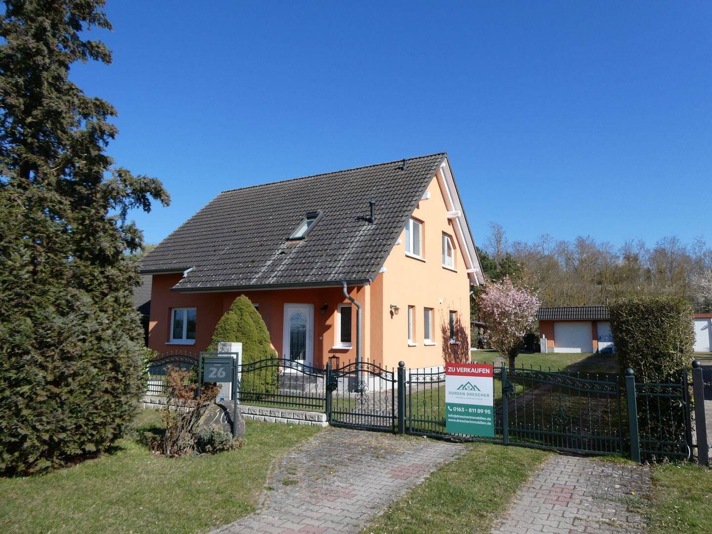 Immobilie in Lebus - Sehr schönes bezugsfertiges Einfamilienhaus mit Kamin, Photovoltaik,  Überdachte Terrasse – Doppelgarage mit Werkstatt, Pool, Pavillon - Bild 0