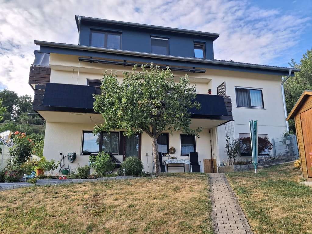 Immobilie in Frickenhausen - Zweifamilienhaus mit Einliegerwohnung in traumhafter Aussichtslage von Frickenhausen-Tischardt - Bild 1