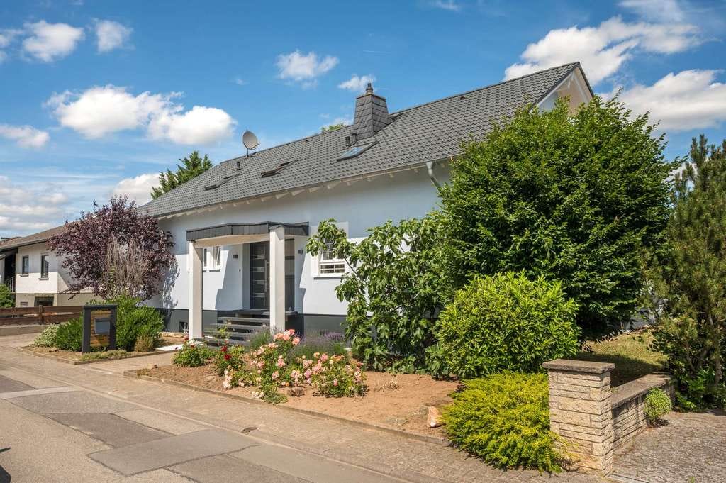 Immobilie in Grolsheim - Gebotsverfahren bis 12.07.2026! Freistehendes Zweifamilienhaus mit Garten im wunderschönen Grolsheim - Bild 0