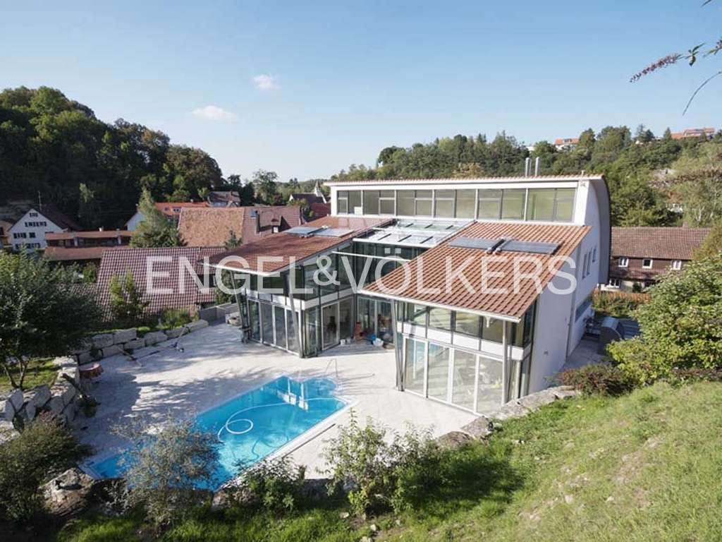 Immobilie in Ammerbuch - Außergewöhnliche Architektur in bester Verarbeitung mit Gartenparadies und Pool - Bild 3