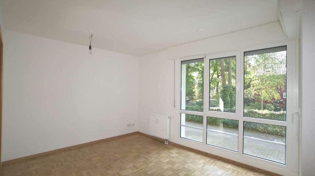 Immobilie in Schöneiche bei Berlin - Bezugsfreie 1,5 Zimmer-Wohnung mit Balkon in schöner Ortslage, Stellplatz inklusive! - Bild 2