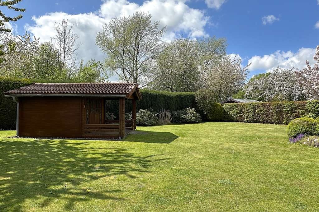 Immobilie in Niebüll - Ebenerdiges Holzhaus in Bungalowbauweise mit Doppelcarport und großem Süd-West-Garten 
in Niebüll - Bild 3