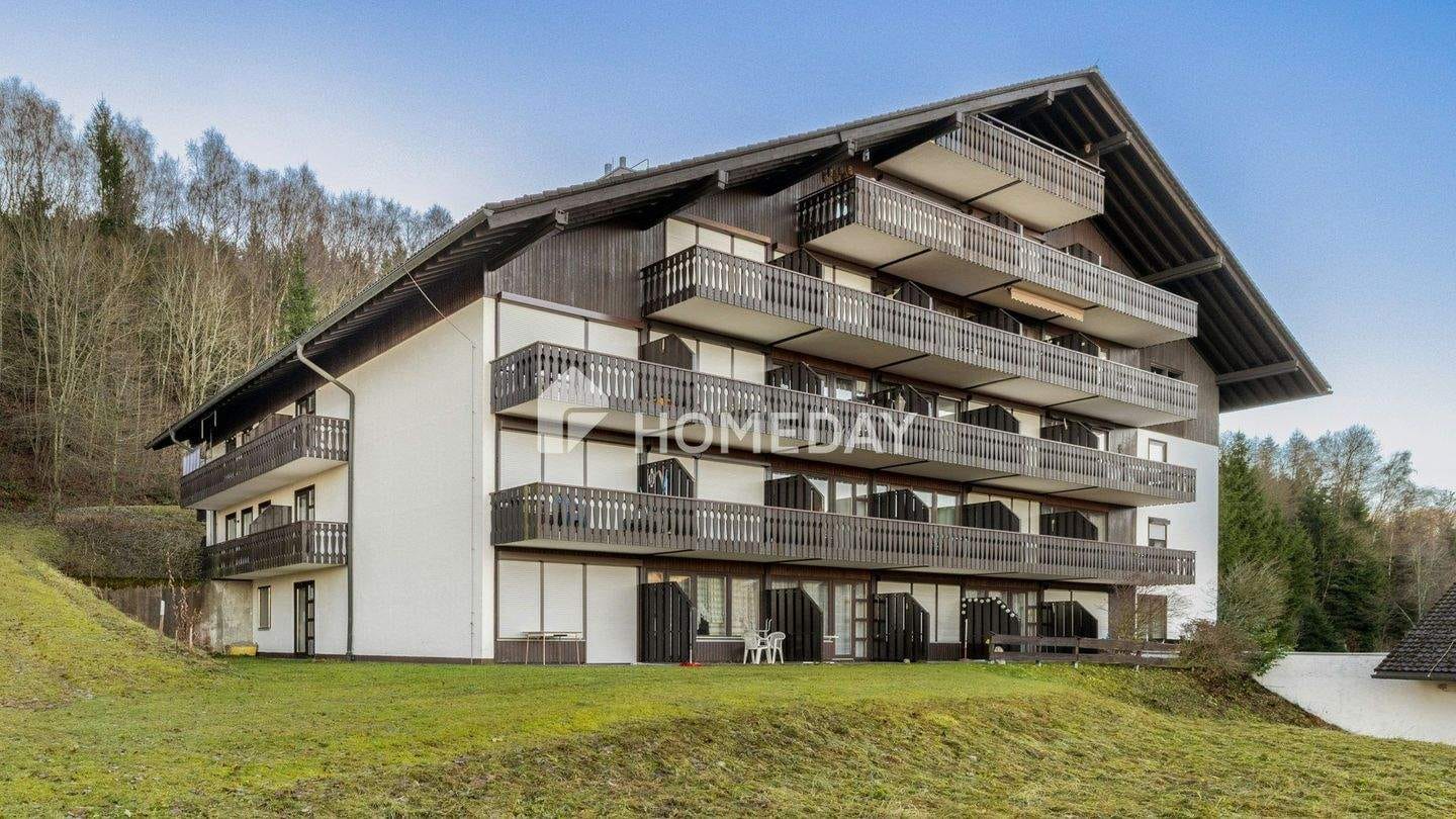 Immobilie in Schöfweg - Kompaktes Wohlfühl-Zuhause mit Alpenblick, moderner Sanierung, EBK, Stellplatz & Möblierung - Bild 0