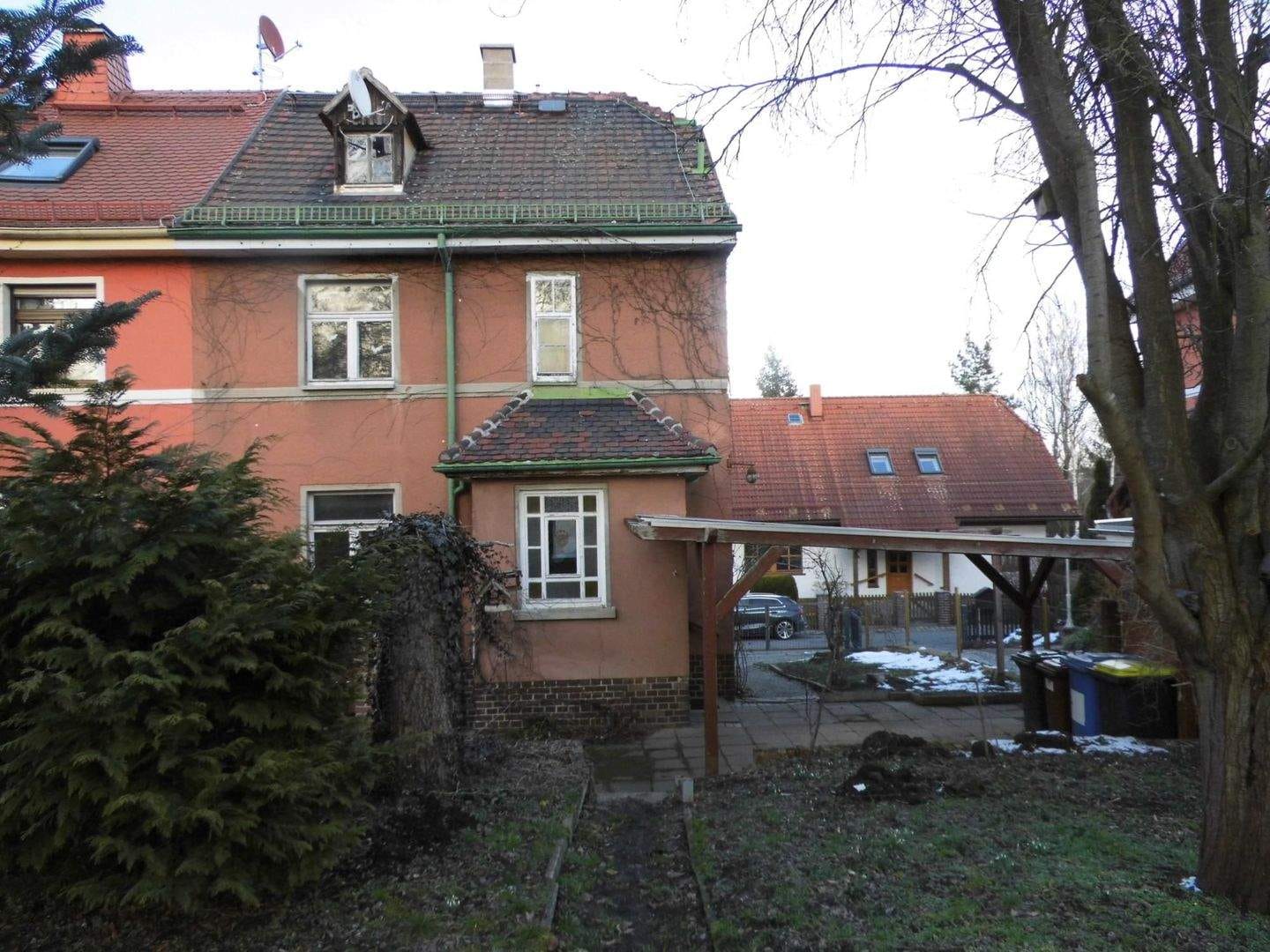 Immobilie in Werdau - Einfamilienhaus (DHH) mit Zufahrt, Carport und Hausgarten in beliebter Wohnlage von Werdau zu verkaufen! - Bild 2