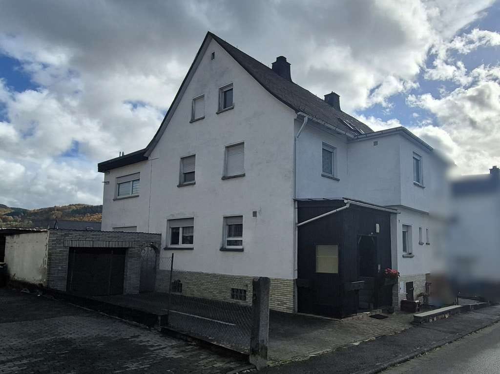 Immobilie in Dillenburg - Großzügige Doppelhaushälfte mit  Garten und Einzelgarage in unmittelbarer Nähe zum Schulzentrum - Bild 0
