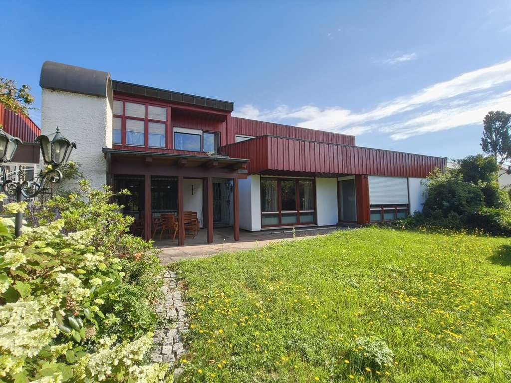 Immobilie in Hengersberg - 295 m2 Unternehmer-Villa Art "Bungalow" m. ca. 1.100 m2 herrlich angelegtem Garten in zentraler Lage - Bild 2