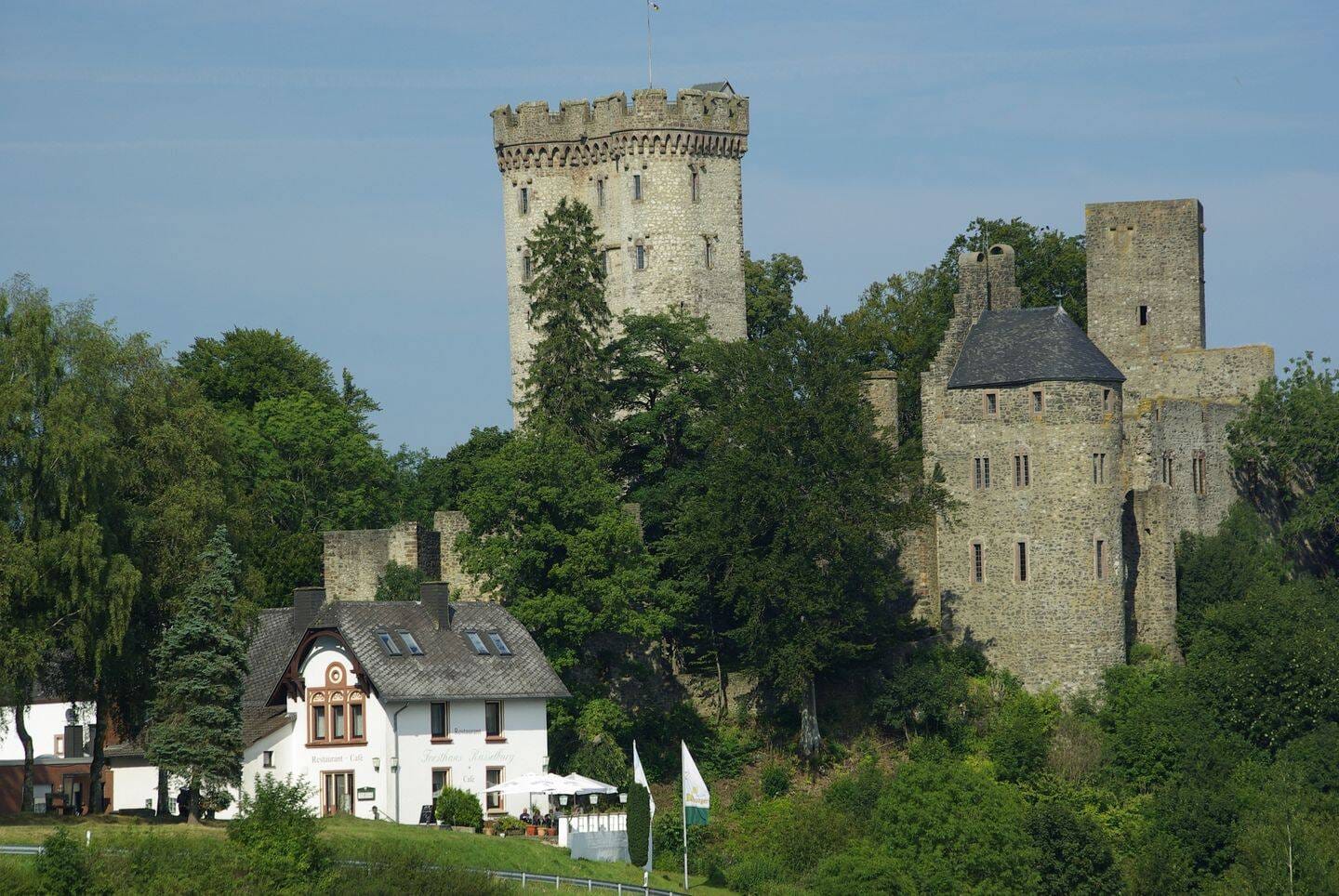Immobilie in Pelm - In einer einmaligen TOPLAGE mit einem wunderschönen Weitblick verkaufen wir ein Restaurant / Ausflugslokal mit einer großen Wohnung, gelegen neben dem - Bild 1