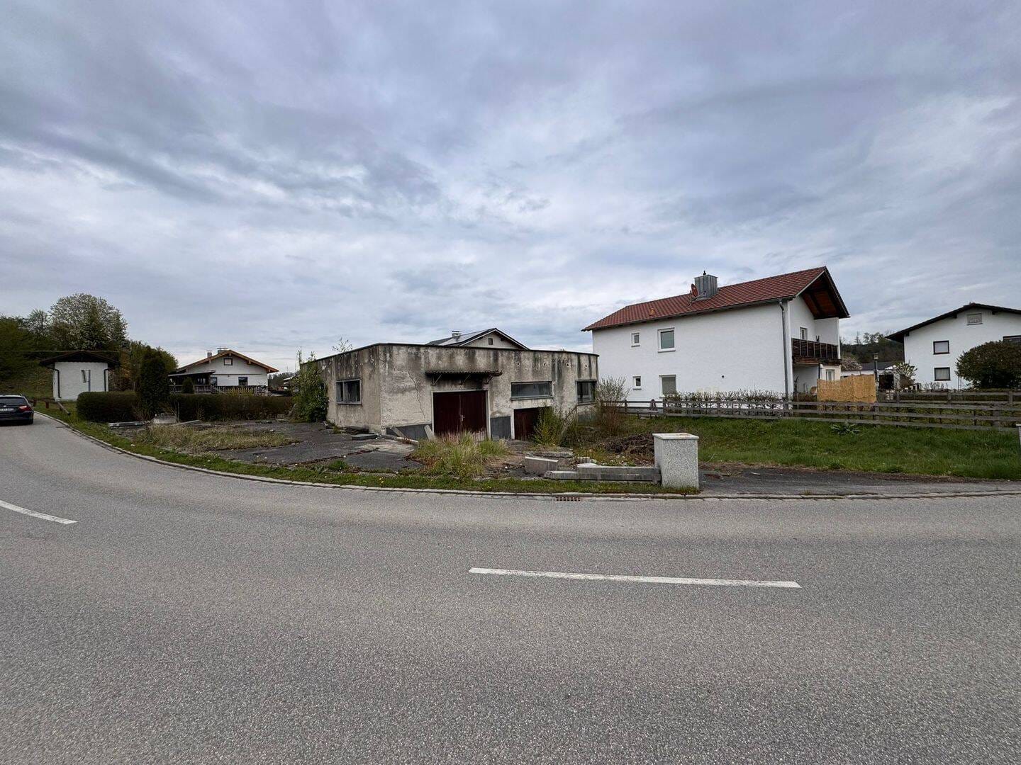Immobilie in Tacherting - Attraktives Zweifamilienhaus mit großem Grundstück und viel Potenzial in Tacherting  - Bild 2