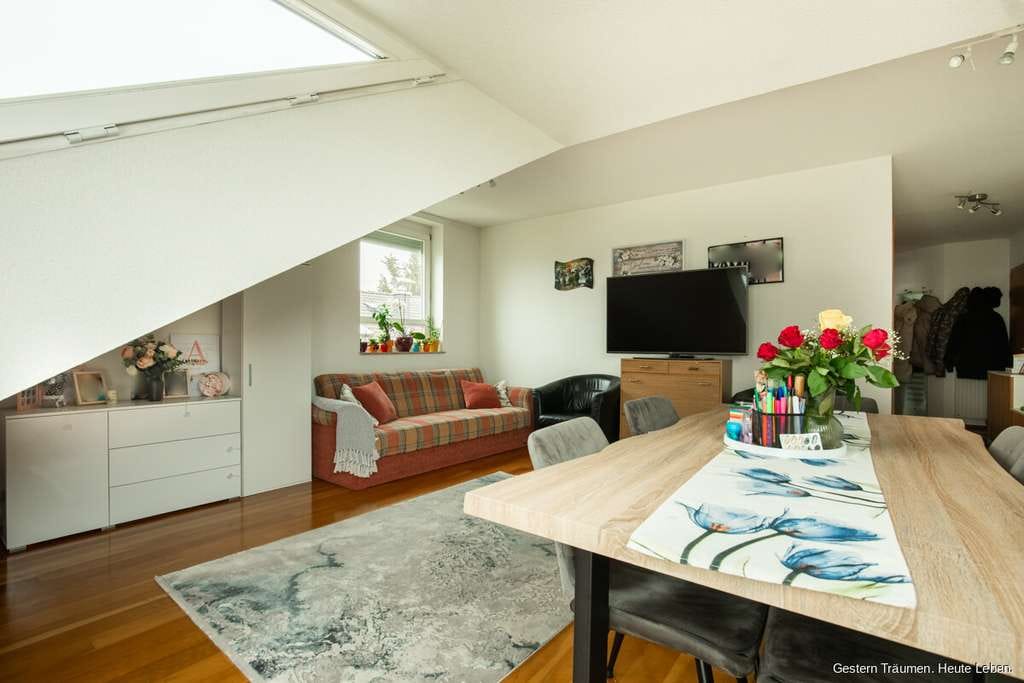 Immobilie in Bollschweil - Helle 3-Zimmer-Dachgeschosswohnung mit Balkon und Grünblick zu verkaufen - Bild 2