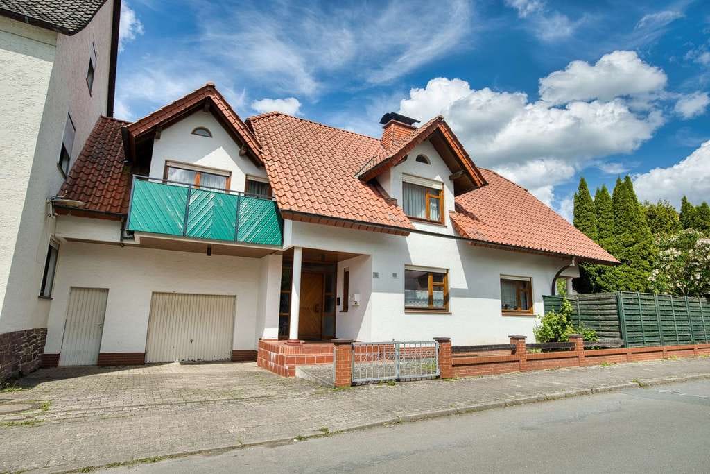 Immobilie in Lauenförde - Großzügiges Architektenhaus mit Schwimmbad & Sauna als Familiendomizil im idyllischen Weserbergland - Bild 1