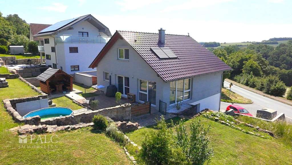 Immobilie in Osterburken - „Wohnen mit Weitblick: Einfamilienhaus mit großem Garten in traumhafter Lage“ - FALC Immobilien HN - Bild 1