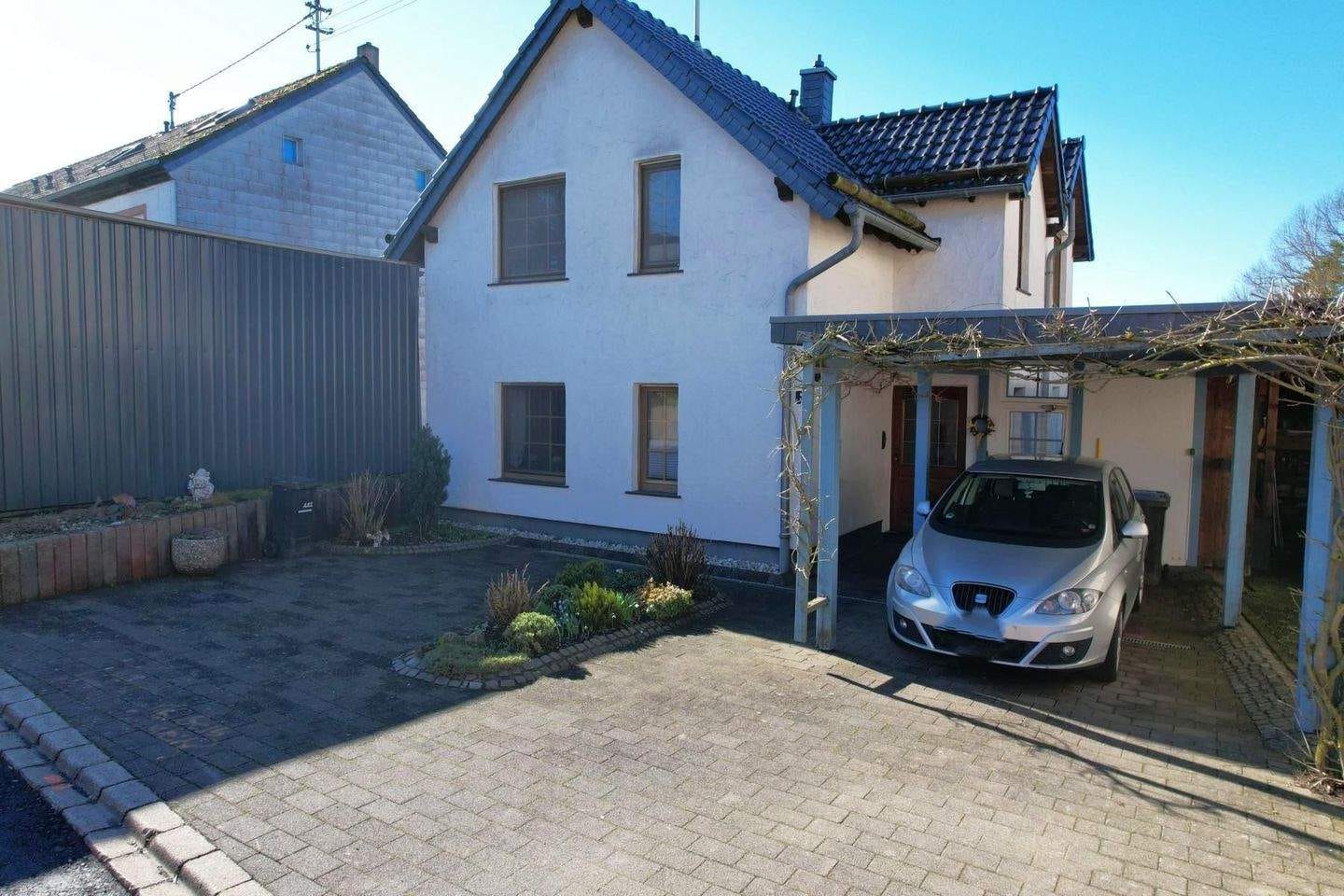 Immobilie in Berndorf - Ruhig gelegenes Wohnhaus mit Carport, Wintergarten, überdachtem Balkon und Garten in Berndorf - Bild 1