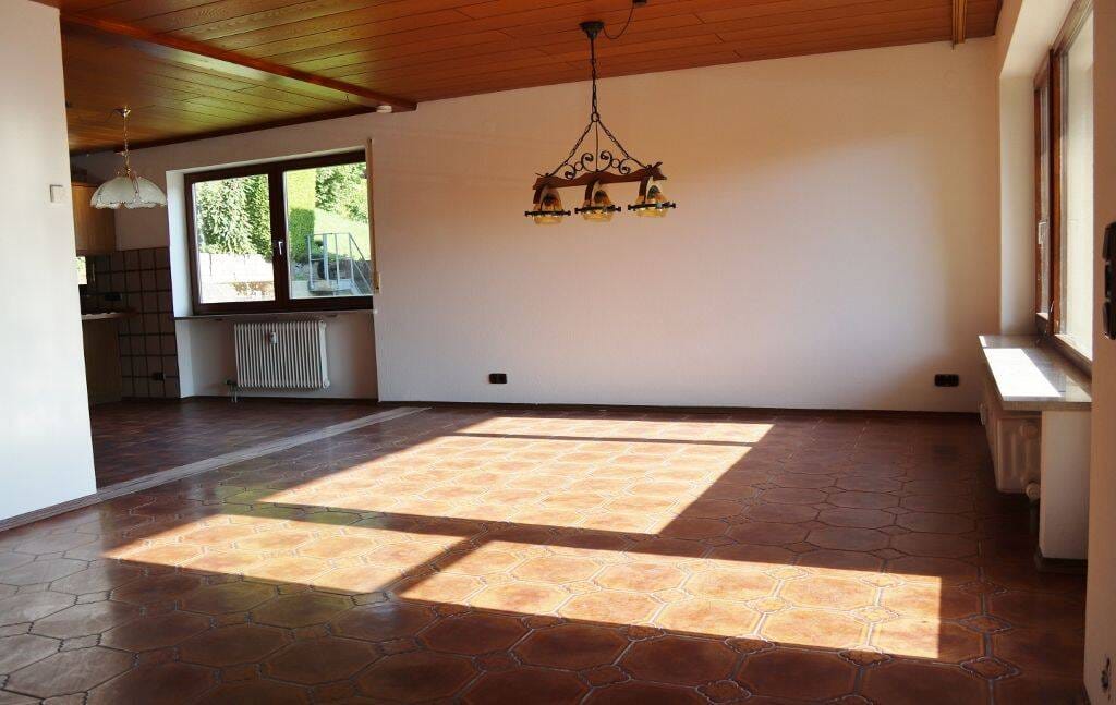 Immobilie in Wangen im Allgäu - Großzügige 4,5 - Zimmer - Etagenwohnung mit Balkon, Garage und Gartenanteil in Wangen / Epplings - Bild 1