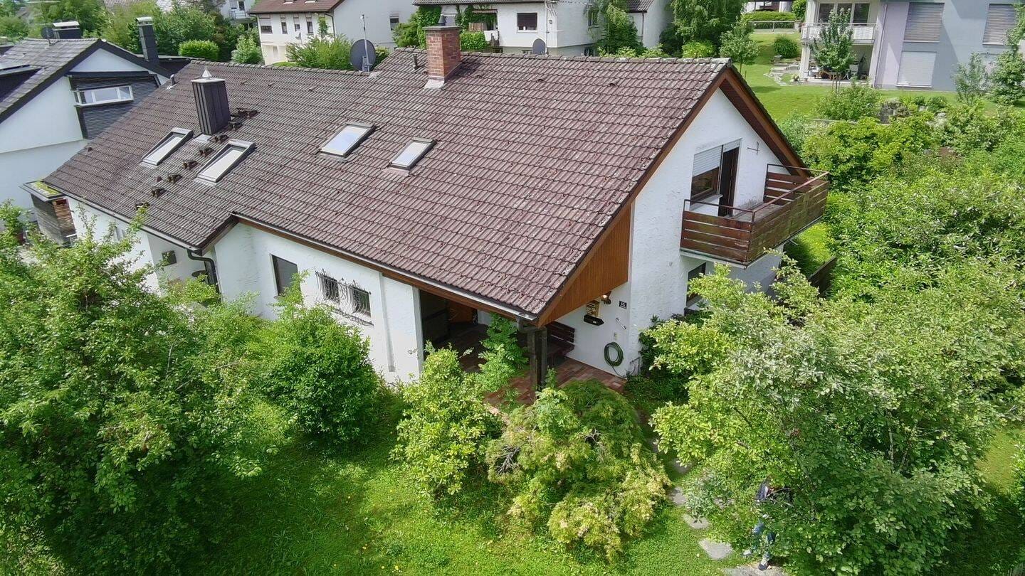 Immobilie in Lindau (Bodensee) - Doppelhaushälfte In Lindau Hochbuch in bester und ruhiger Lage - sanierungsbedürftig - Bild 0