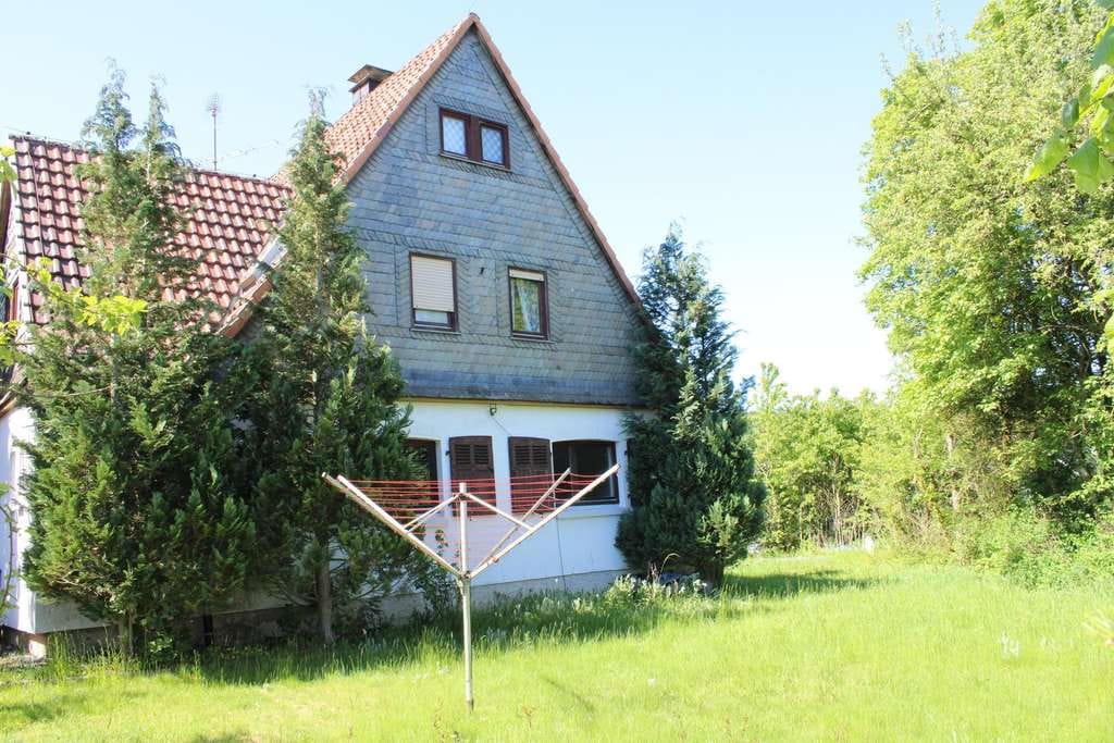 Immobilie in Medebach - Sanierungsbedürftiges Einfamilienhaus mit Garten in top Lage von Medebach - Bild 0