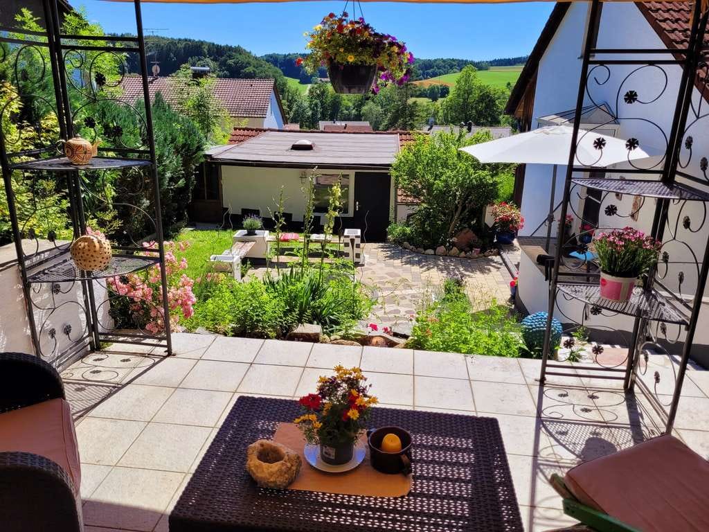 Immobilie in Zeilarn - KHALIL WAKED IMMOBILIEN! ZFH in einer Waldrandlage sucht neue Eigentümer. - Bild 1