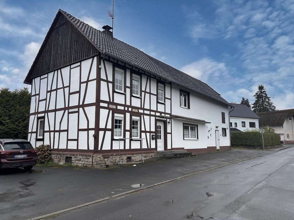Immobilie in Hasselbach - Ehemaliges Bauernhaus mit kompaktem Grundstück und Ausbaupotenzial in Ortslage! - Bild 1