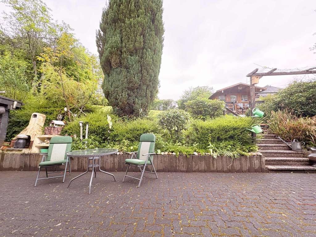Immobilie in Wissen - CITYHOUSE: Großzügiges Zweifamilienhaus mit Ausbaupotenzial, Garten & 3 Garagen - Bild 3
