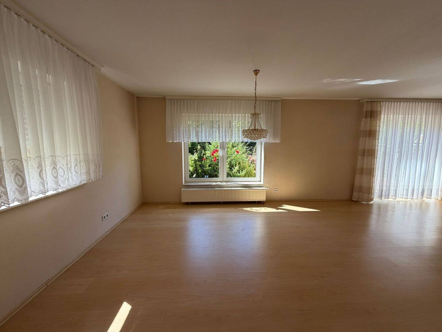 Immobilie in Kyffhäuserland - mod.-bed. EFH | 4 ZKB | Gäste-Bad | Kamin | Garten Tiefgarage | tolle Lage | Sondershausen - Bild 3