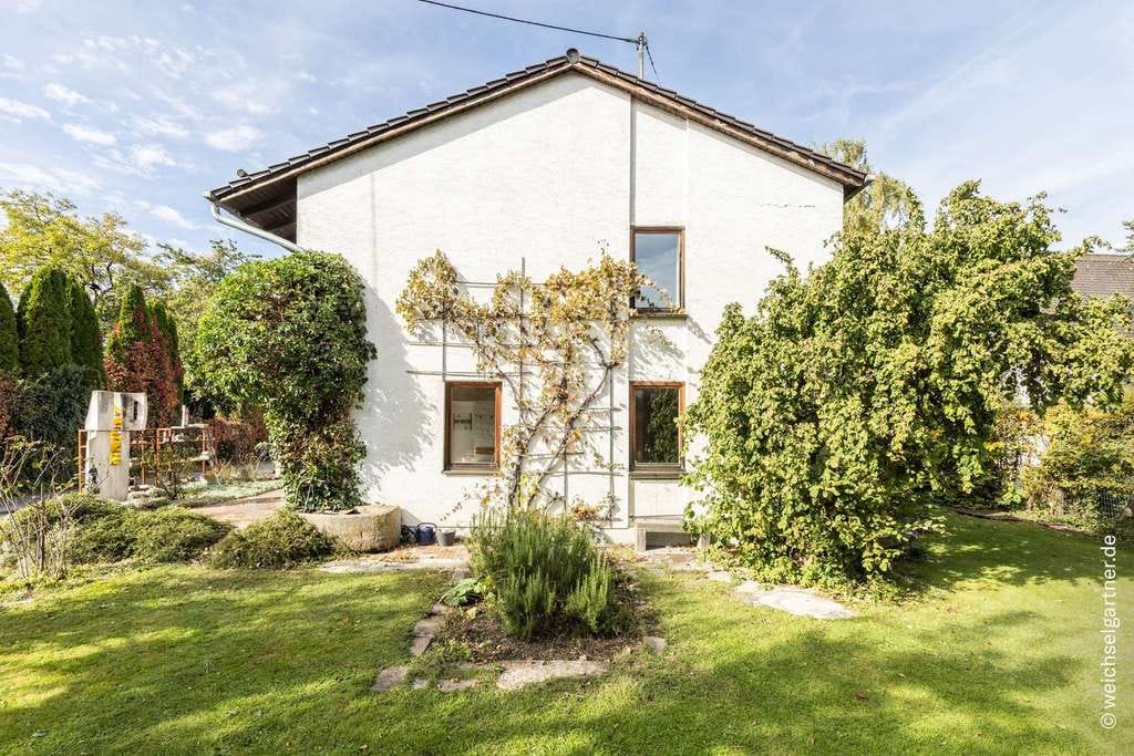 Immobilie in Kirchheim bei München - Viel Platz zur Entfaltung: Freistehendes Einfamilienhaus mit Künstler-Atelier in sehr ruhiger Lage - Bild 2