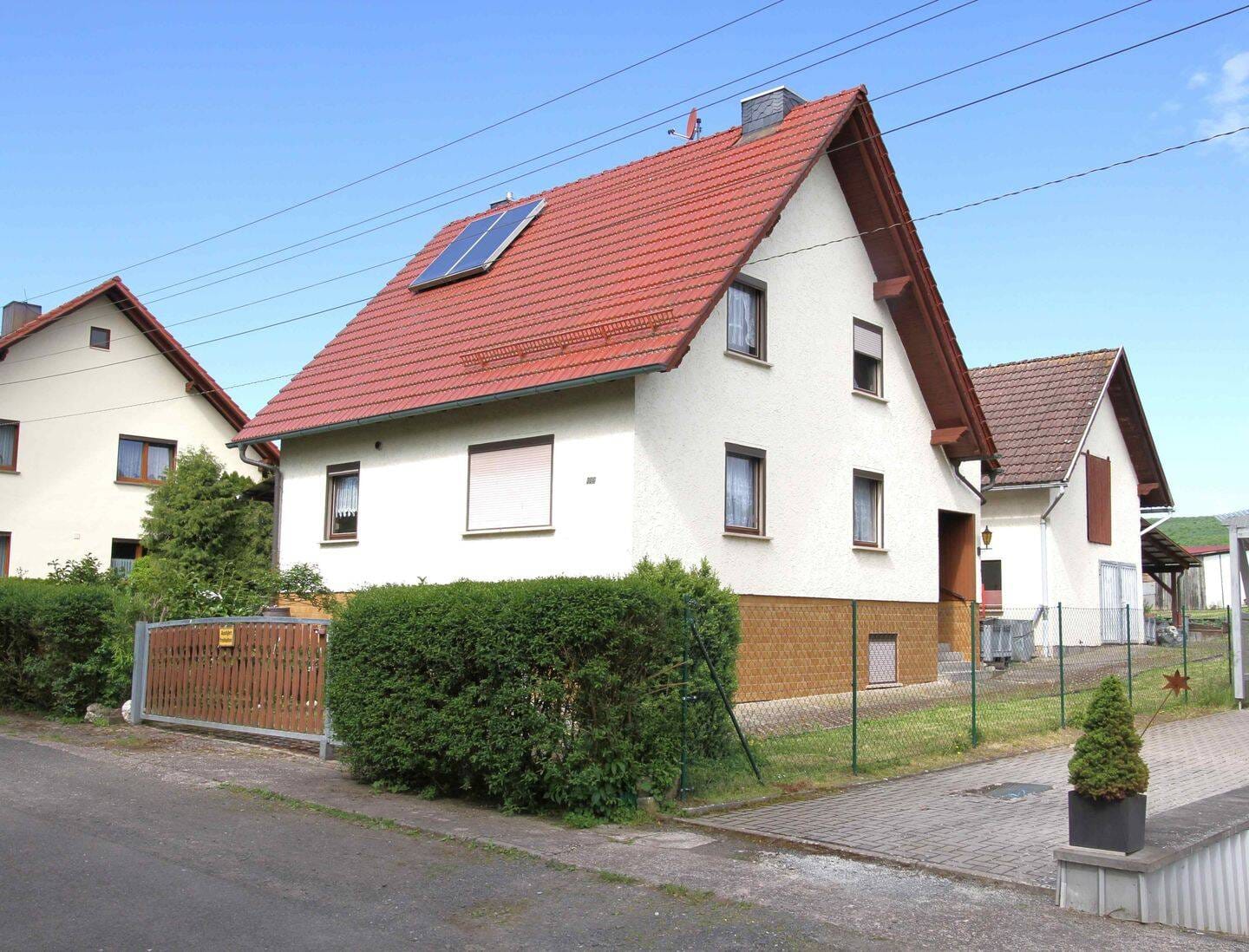 Immobilie in Heldburg - Gepflegtes Einfamilienhaus in traumhafter Lage mit Nebengebäude und Garten - Bild 0
