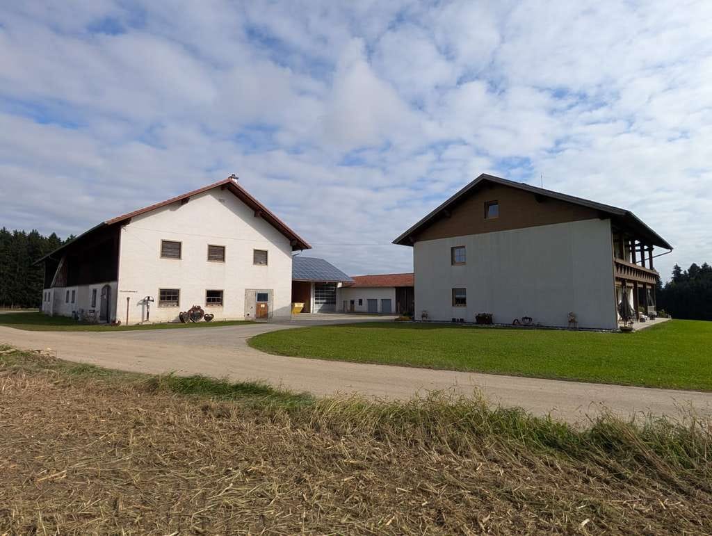 Immobilie in Kirchweidach - Großzügiges Bauernhaus mit 11 Zimmern in Kirchweidach - Bild 2