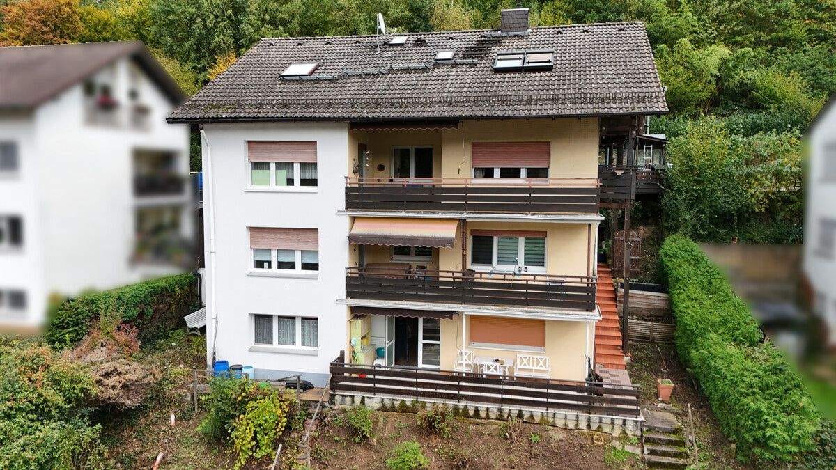 Immobilie in Bad Soden-Salmünster - DIETZ: 2 bis 3 Familienhaus mit schönem Blick, Doppelgarage in Waldrandlage! 1 Wohneinheit frei! - Bild 1