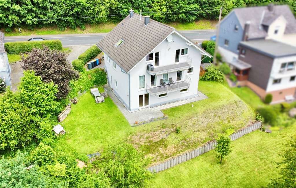 Immobilie in Kirchen (Sieg) - **Neuwertiges Einfamilienhaus mit Einliegerwohnung im begehrten Ortsteil von Kirchen** - Bild 1