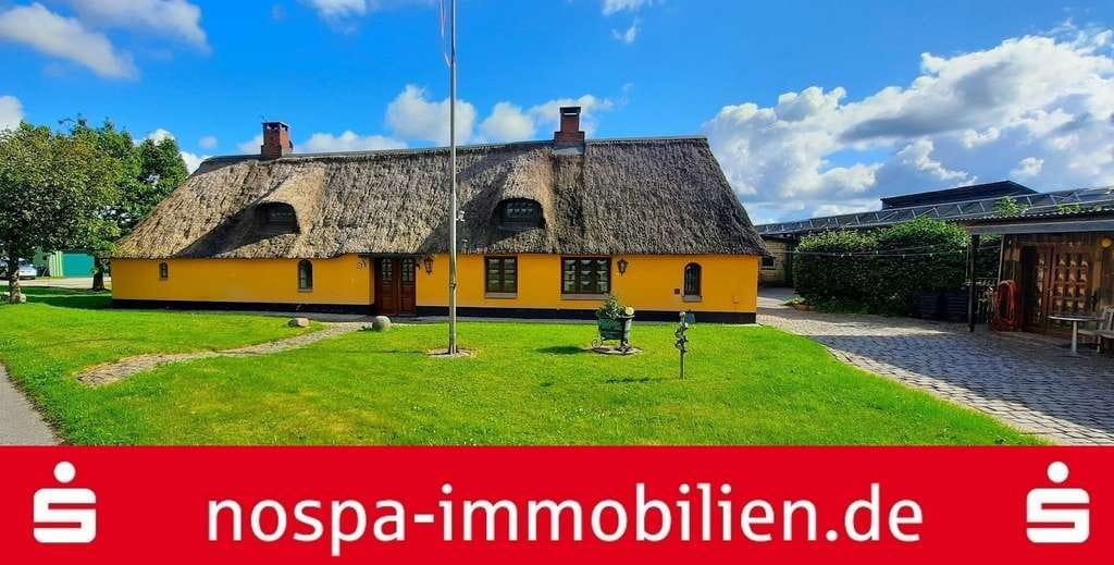 Immobilie in Treia - Charmante Reetdachkate mit Doppelgarage, Einzelgarage und gepflegtem Garten - Bild 0