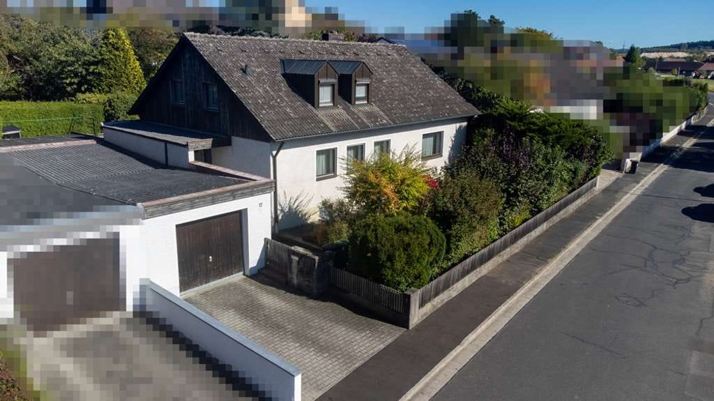 Immobilie in Schnaittenbach - Familienfreundliches Wohnhaus mit Balkon, Terrasse und Einliegerwohnung - Bild 1