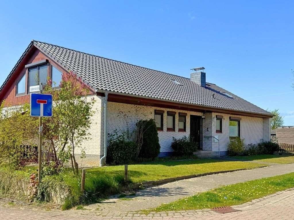 Immobilie in Ebstorf - Einfamilienhaus mit Doppelgarage - Bild 1