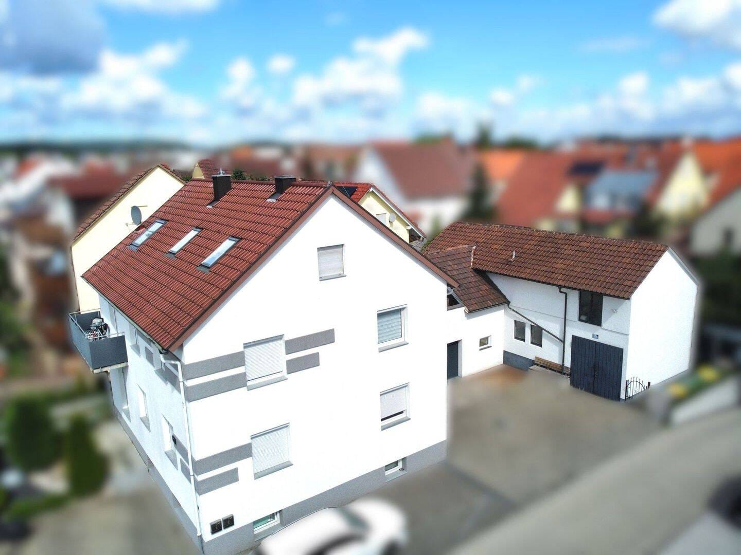Immobilie in Erligheim - Attraktives Ensemble: Saniertes Zweifamilienhaus mit Werkhalle, Dachterrasse & 8 Stellplätzen - Bild 0