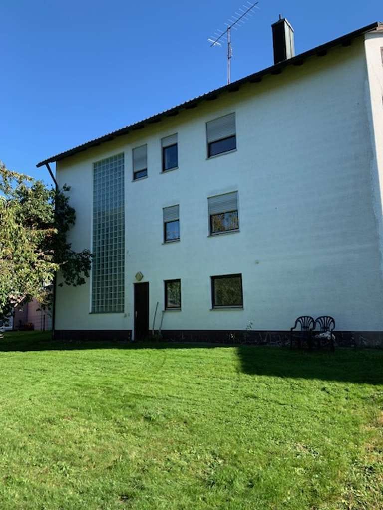 Immobilie in Oberviechtach - Zweifamilienhaus mit viel Potenzial und Platz in Oberviechtach - Bild 2