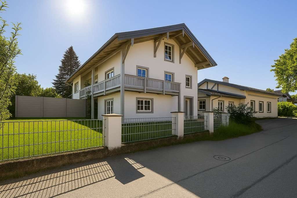 Immobilie in Aschau am Inn - Modernisiertes Mehrparteienhaus mit Büros in Aschau-Werk - Bild 0