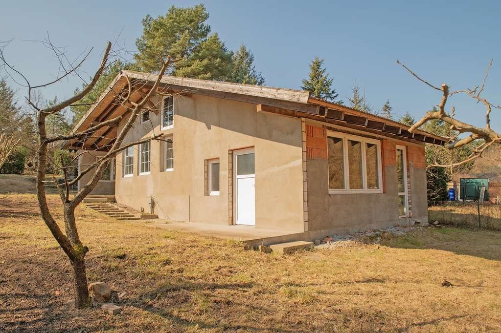 Immobilie in Lychen - Erholungsgrundstück in Hanglage mit Wochenendhaus im Rohbau ohne Ausstattung / ohne Installationen - Bild 1