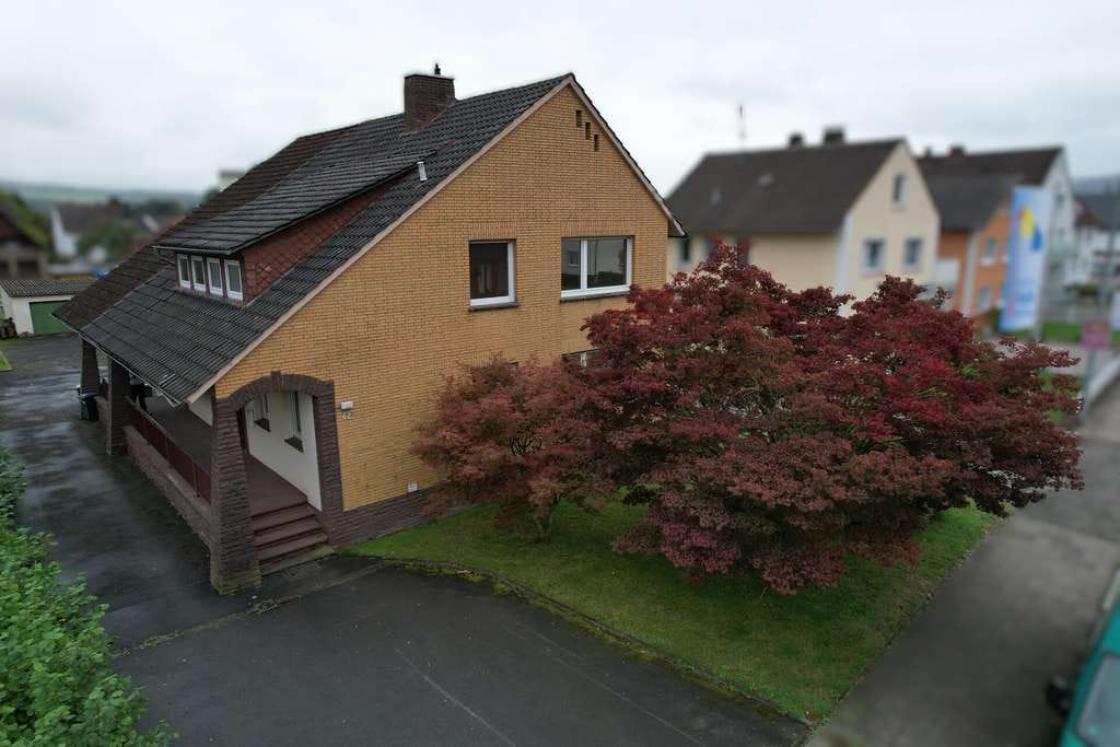 Immobilie in Beverungen - Massives Einfamilienhaus mit Garten und Garagen in Beverungen - Bild 1