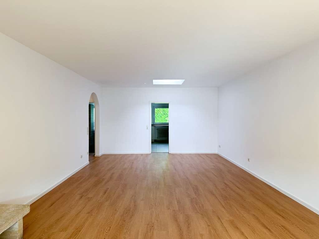 Immobilie in Dossenheim - Bezugsfrei: Moderne, renovierte 4-Zimmer-Wohnung im OG 
mit Kamin, Loggia und 
2 KFZ-Stellplätzen - Bild 4