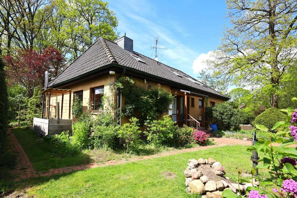 Immobilie in Kakenstorf - Charmantes  Einfamilienhaus mit Einliegerwohnung und idyllischem Garten - Bild 0