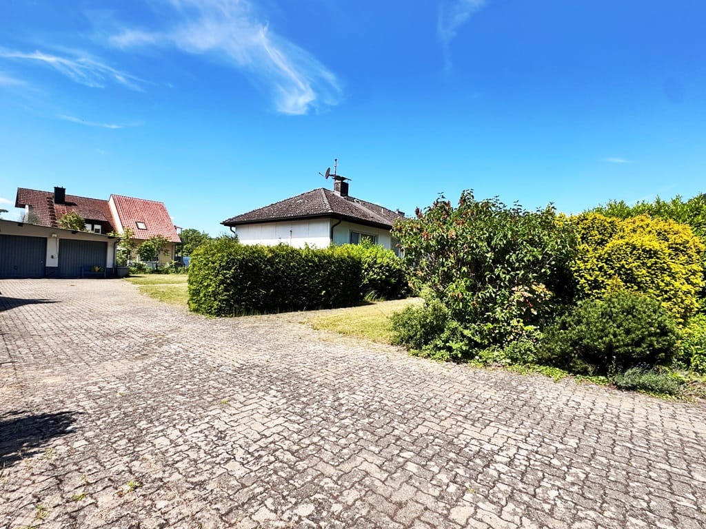 Immobilie in Klingenberg am Main - Renovierungsbedürftiger Winkelbungalow
auf großem Grundstück mit Weinbergblick - Bild 2