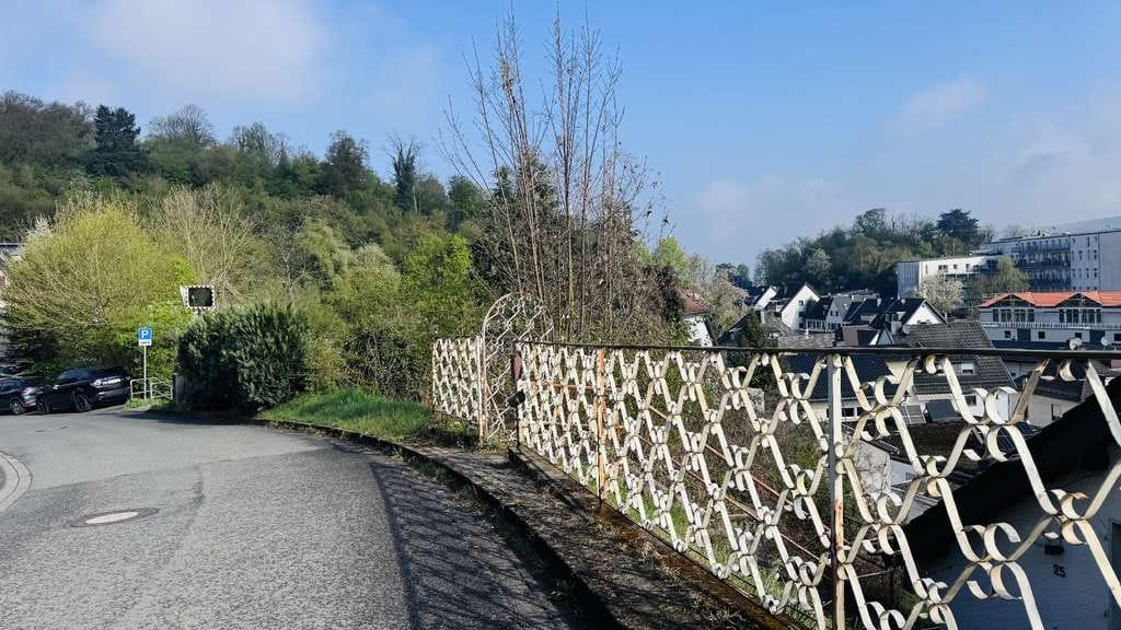 Immobilie in Remagen - Viel Platz für Ideen: Großzügiges Einfamilienhaus mit idyllischem Garten für F - Bild 2
